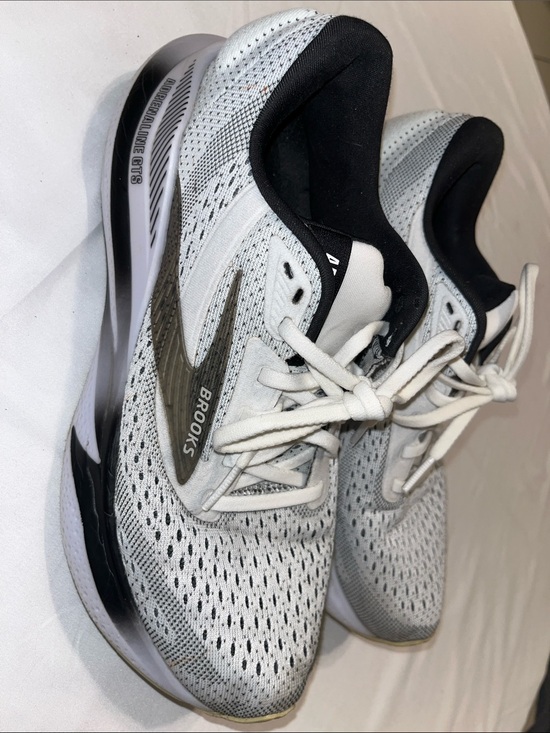 Brooks Shoes - Brooks Women’s Running Shoes - White and Black